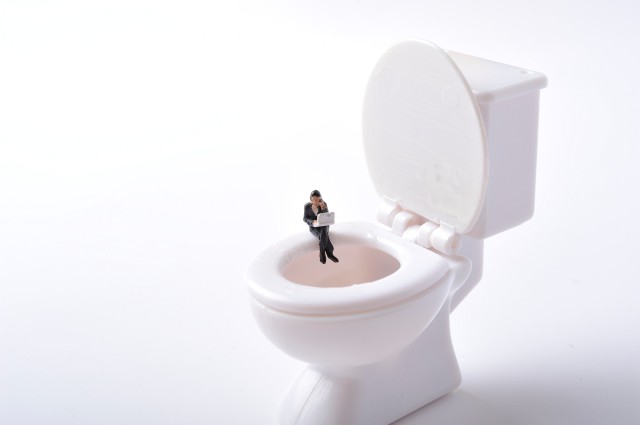 トイレの模型と人形