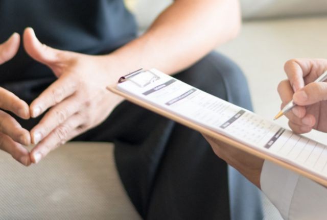 問診を受ける男性